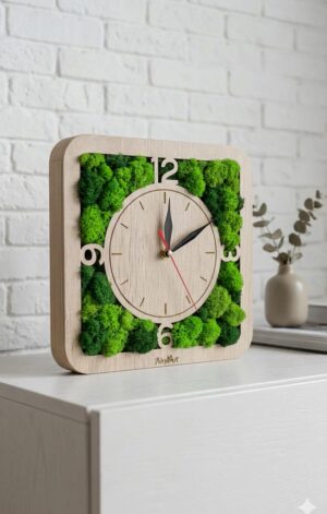 ceas din lemn cu licheni